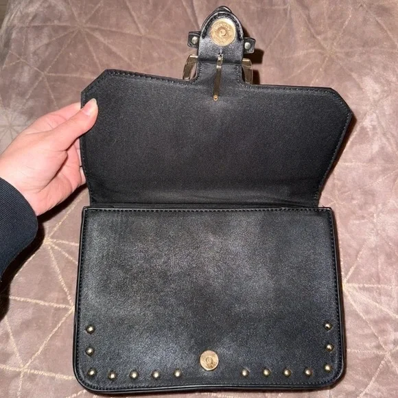 Chic Black Floral Bag with Gold Chain - Picture 4 of 4